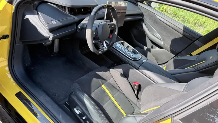 Xiaomi SU7 Ultra, Intérieur 1